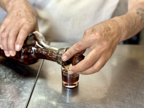 Pouring Ginja